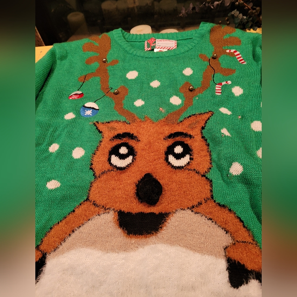 Ugly christmas sweater -- lights up!